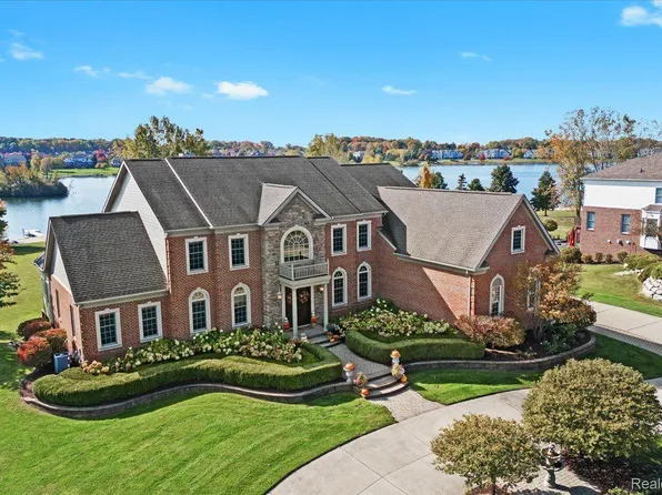 25867 Shoreline Dr, Novi, MI 48374