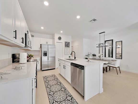 4th image of 848 SE Grovebush Ln