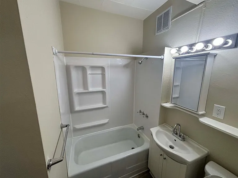625 Owen St #1 — Photo 15