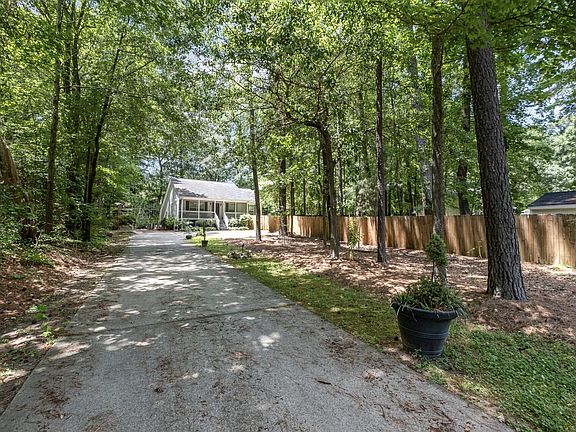 3rd image of 2007 Eastwood Dr