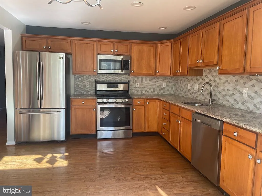 3 bed, 2.5 bath, 1996 sqft, $4,200 — Photo 4