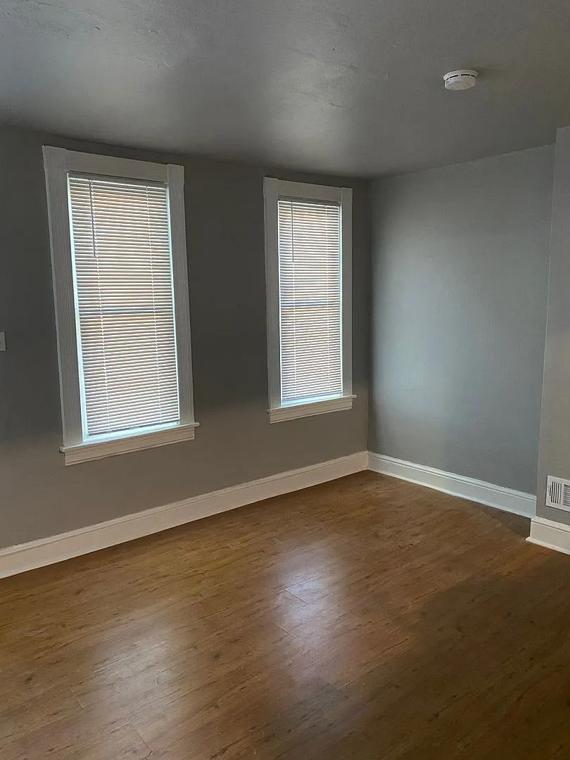 Lovely Four Bedroom House in Lancaster City with Fenced in Backyard — Photo 4