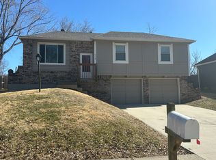 712 NW Devonshire Pl, Blue Springs, MO 64015
