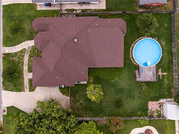 4th image of 2704 Thunderbird Ave
