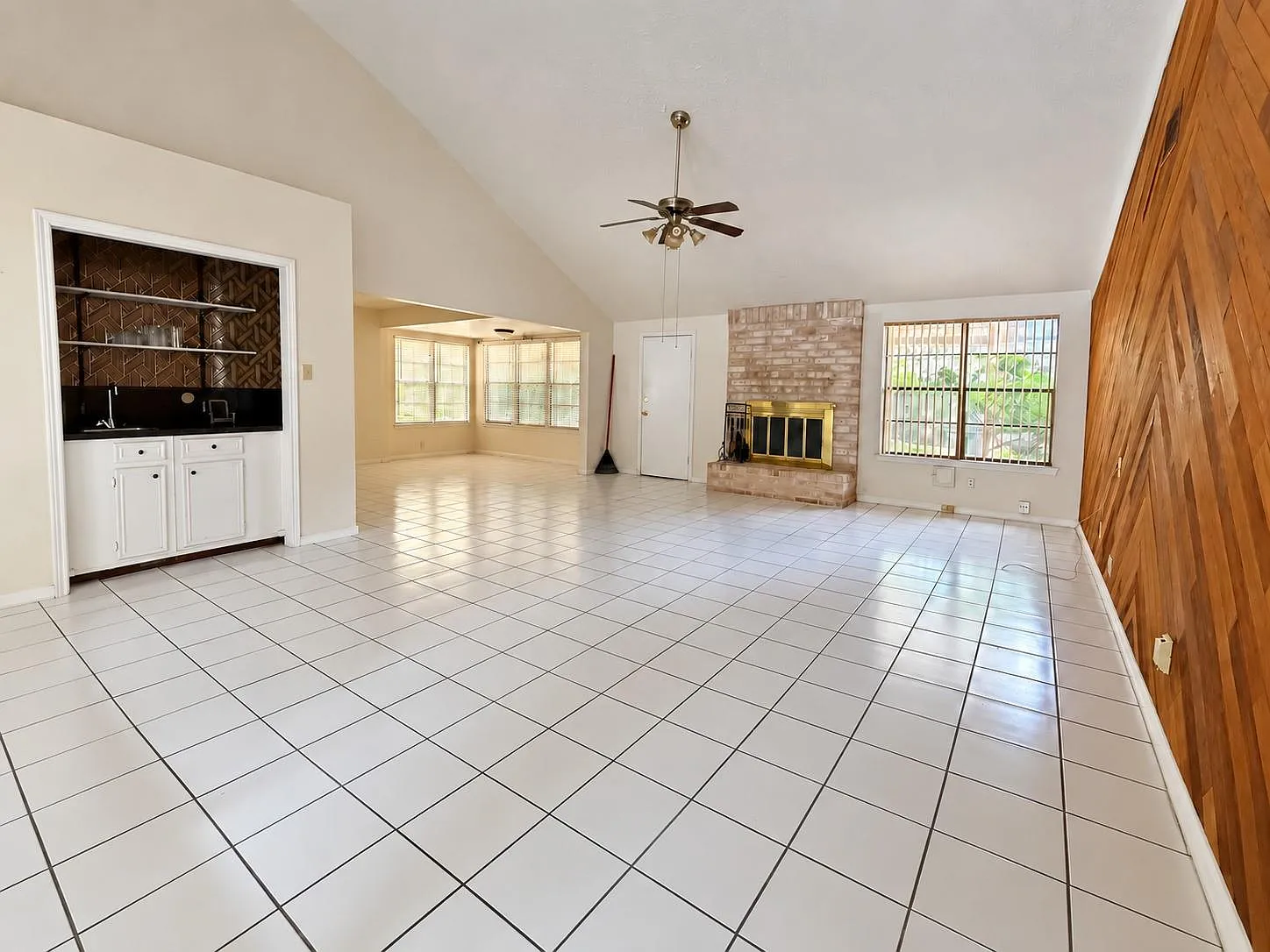 3 bed, 2.0 bath, 1993 sqft, $2,000 — Photo 4