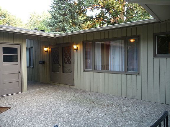 Circular patio and courtyard