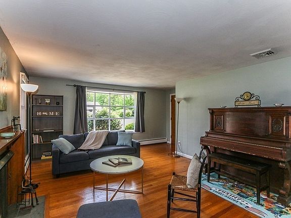 4th image of 22 Meadowlark Dr