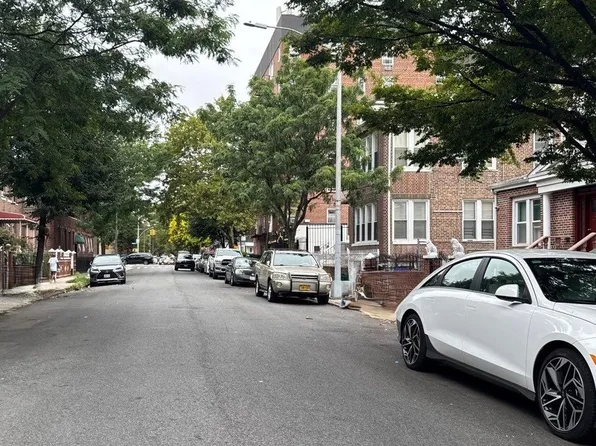 400 East 49th Street image 4 of 4