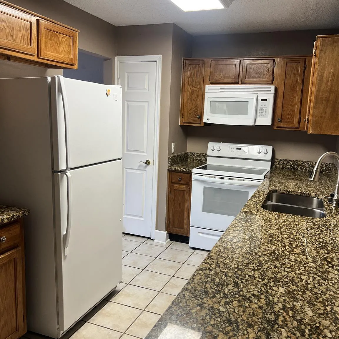 3 bed, 1434 sqft, $2,475 — Photo 4