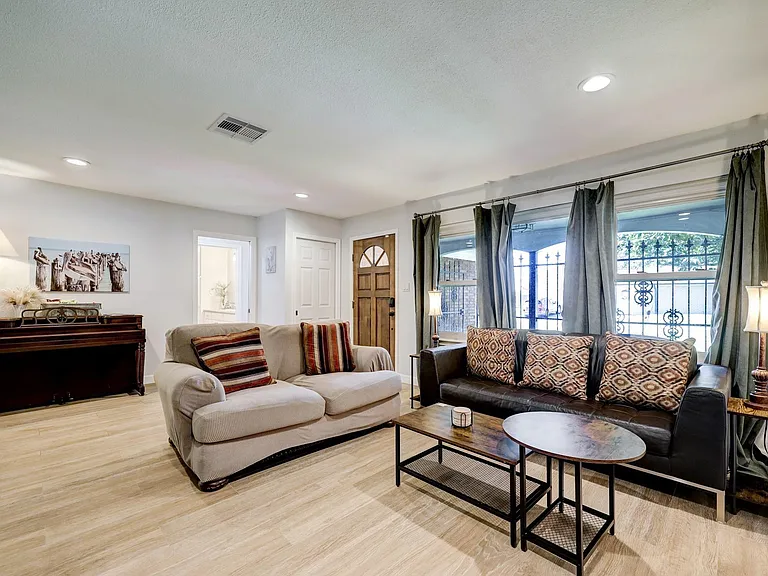 2824 E Palm Cir — Photo 8