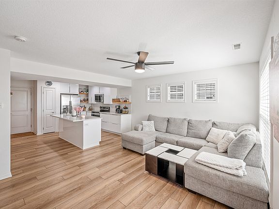 3rd image of 10104 Agate Ln