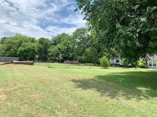 302 W Duke St, Howe, TX 75459