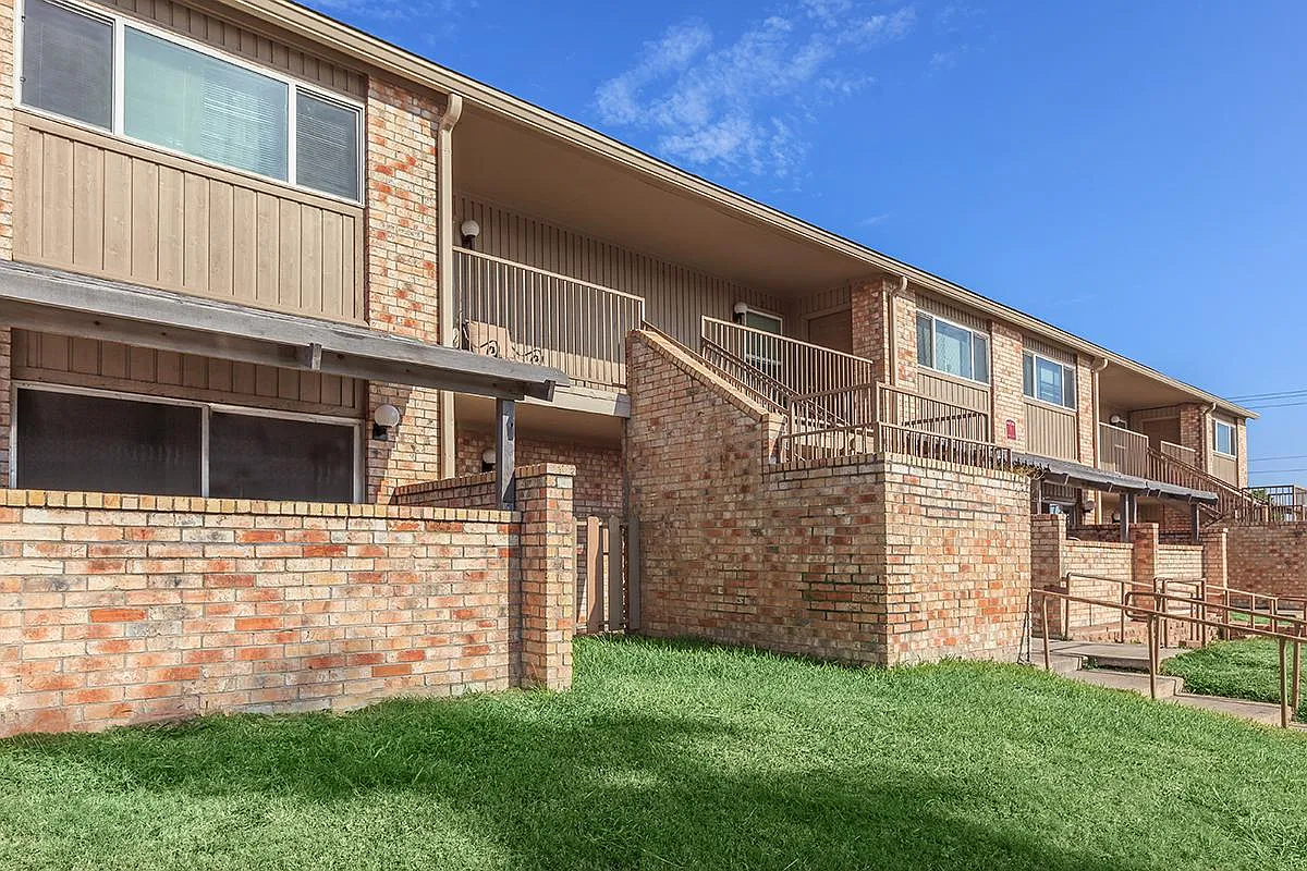 La Vista Apartments — Photo 3