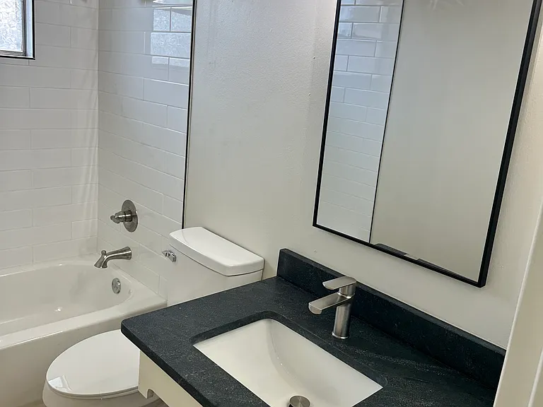 233 Robin Hood Trl — Photo 14