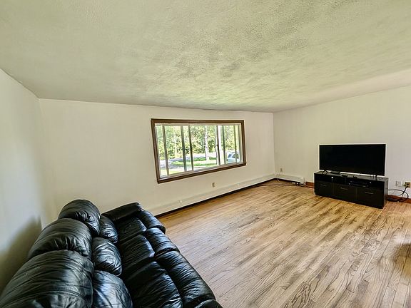 5th image of 624 Granville Rd