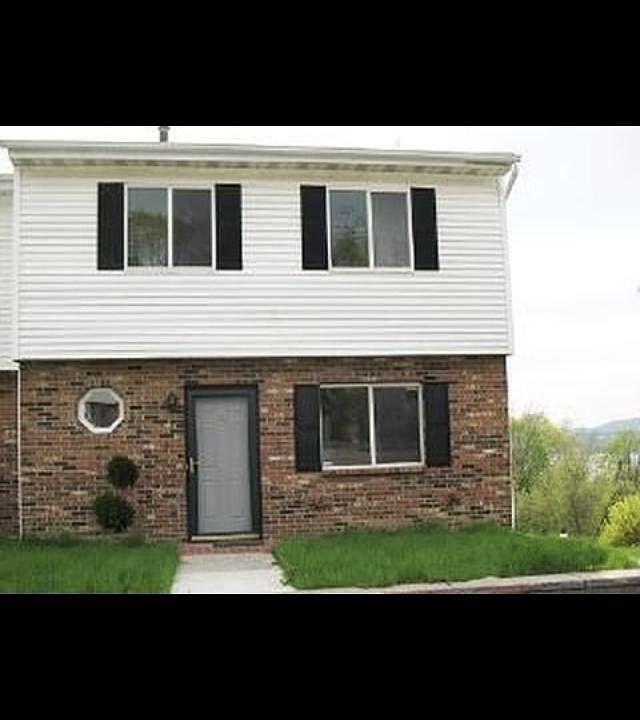 Note seasonal river view. Located close to train station 5-7