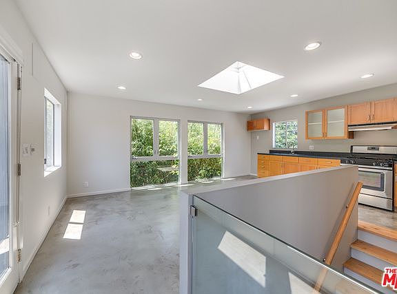 3rd image of 915 Venezia Ave