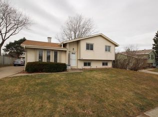 8645 S Riverton Rd, Oak Creek, WI 53154