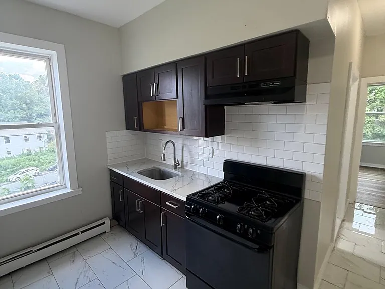 470 21st St #3L — Photo 5