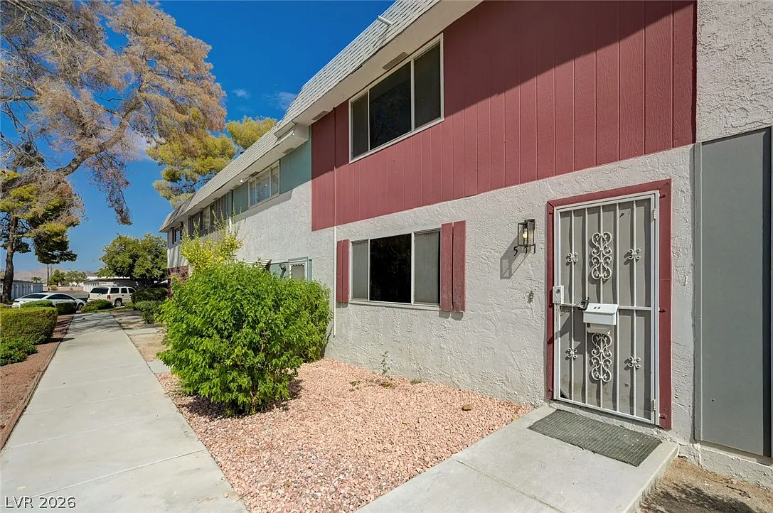 2 bed, 2.0 bath, 1320 sqft, $1,575 — Photo 2