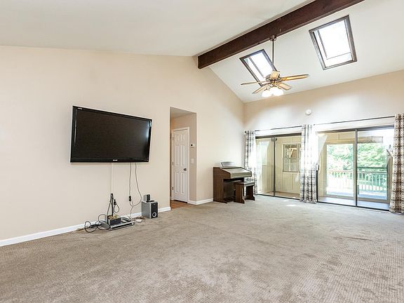 4th image of 42 Belle Crest Dr