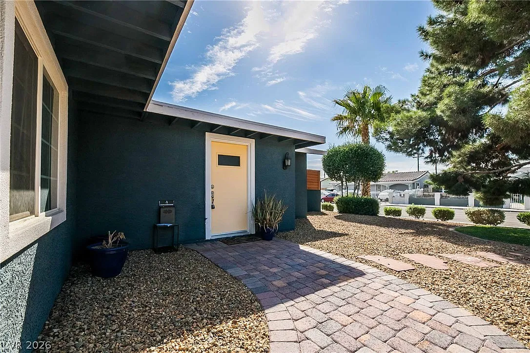 3 bed, 2.0 bath, 1366 sqft, $2,100 — Photo 2
