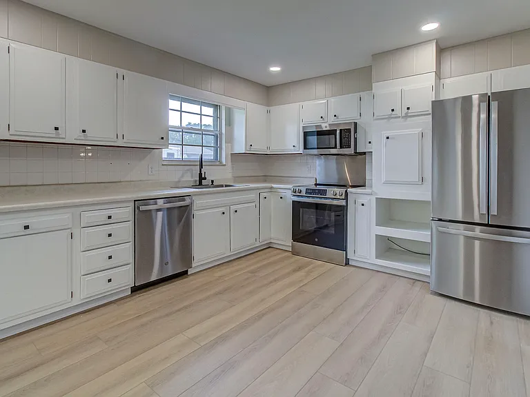 9521 Mobile Dr — Photo 3