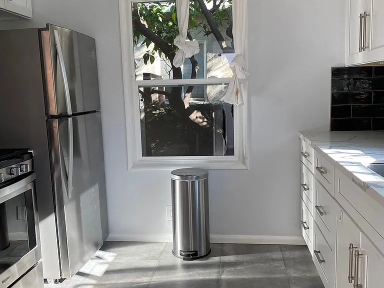 Cooks kitchen. Light and bright.