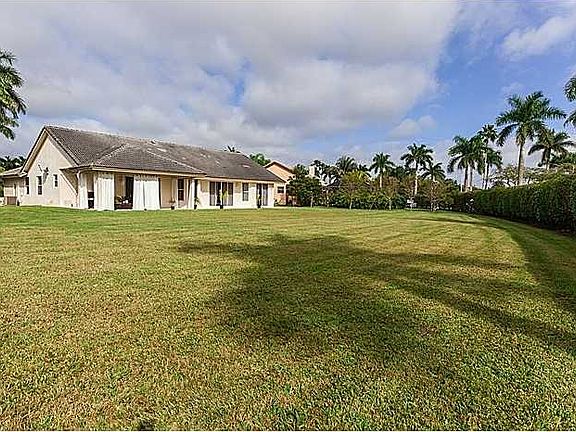 2nd image of 880 Cypress Pointe Dr W
