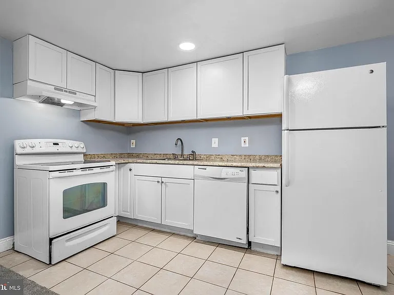 Kitchen with refrigerator, electric stove and diswasher.