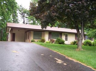 120 NW Lakeview Dr, Mount Airy, NC 27030