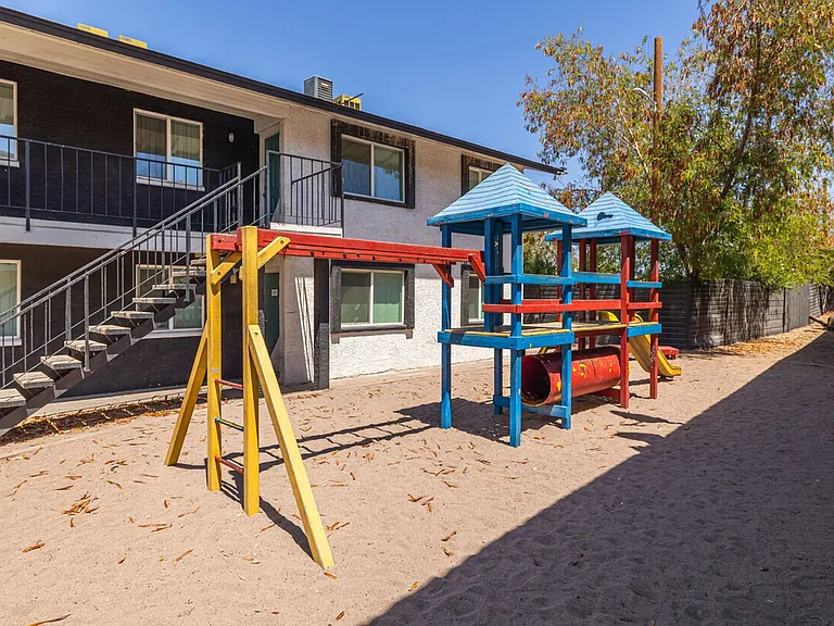 Las Ventanas Apartments — Photo 12