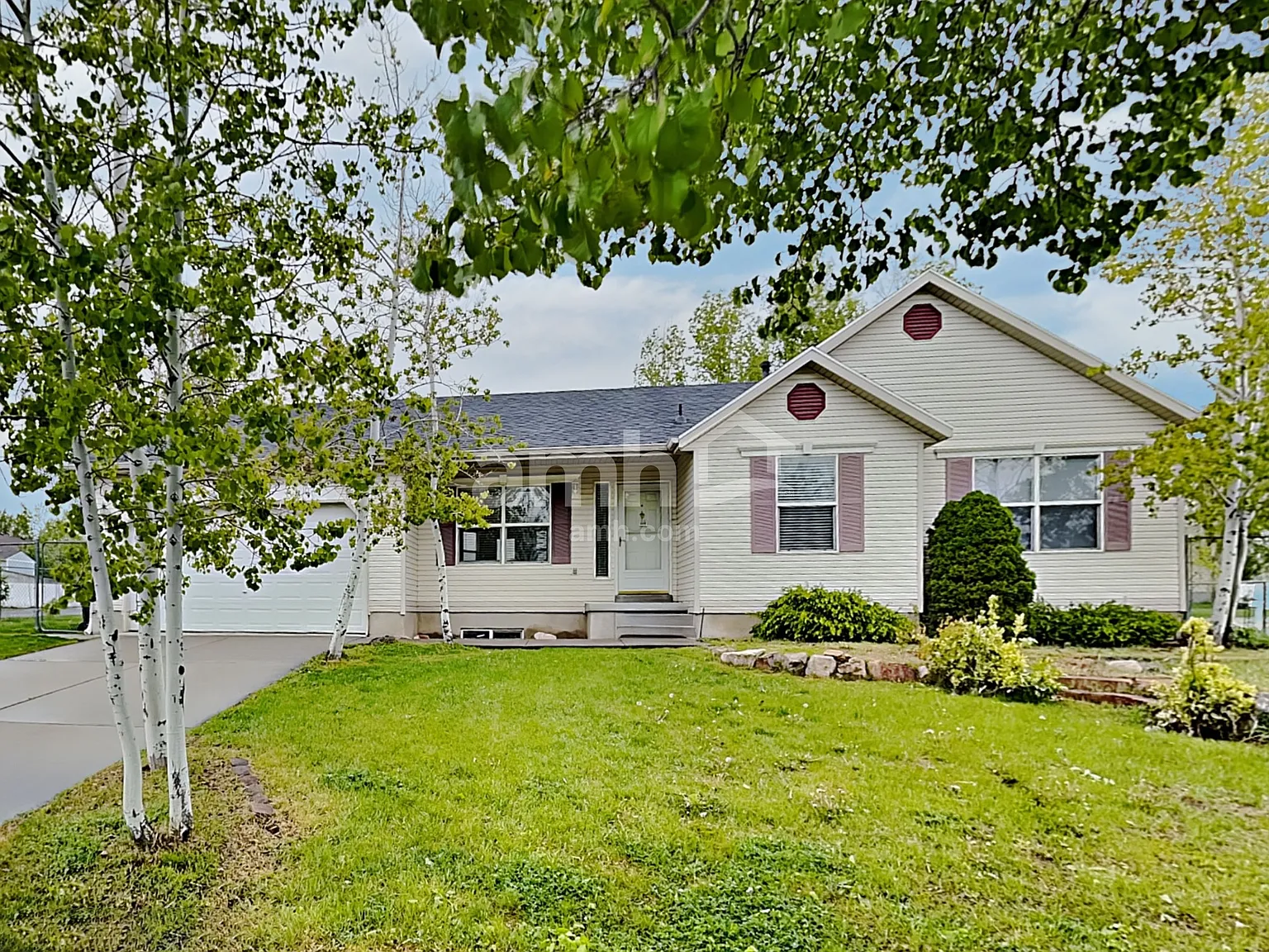 4 bed, 2.0 bath, 2420 sqft, $2,495 — Photo 1