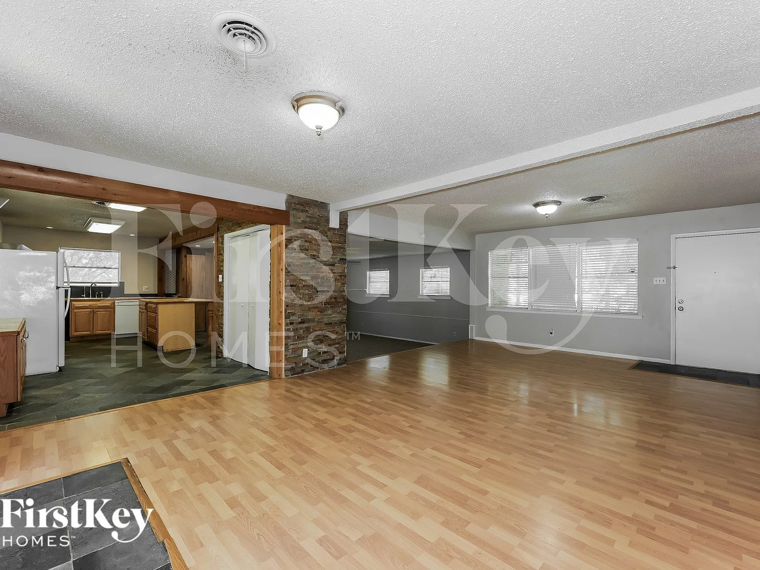3 bed, 2.0 bath, 1822 sqft, $2,140 — Photo 3