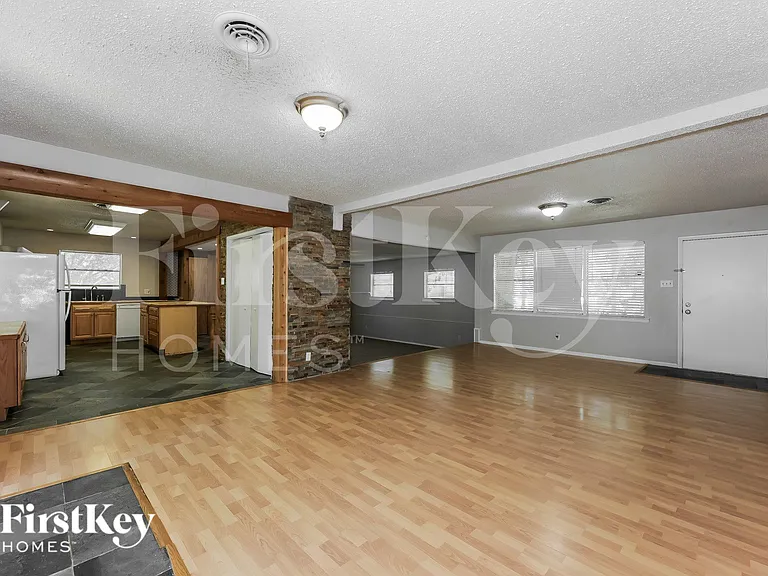 613 E University Ave — Photo 3