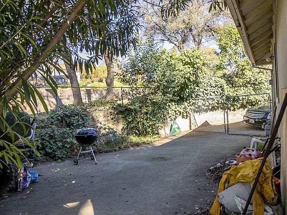 4th image of 210 Chana Dr