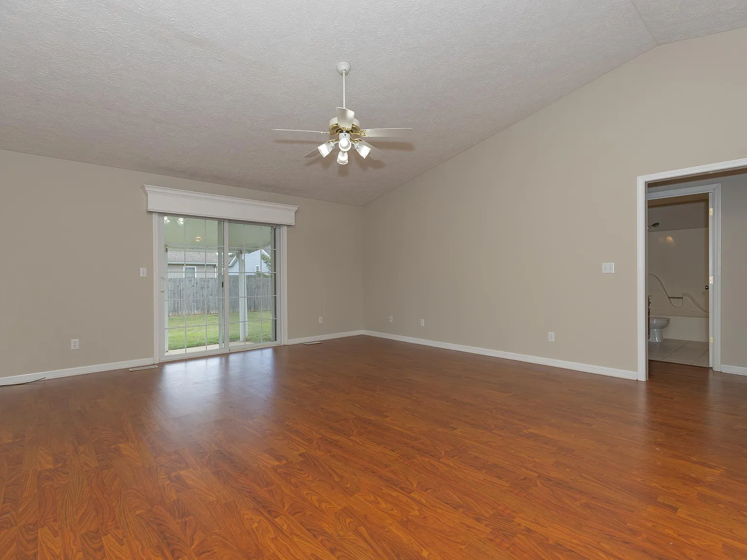 3 bed, 2.0 bath, 1395 sqft, $1,850 — Photo 3