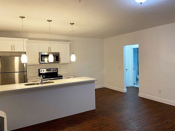 5th image of 3201 Aviation Ave #13