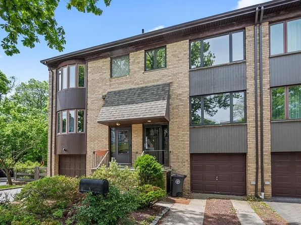 340 Hillbrook Dr, Staten Island, NY 10305