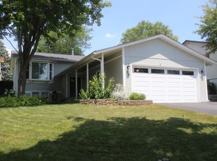 12 Sunrise Ln, Algonquin, IL 60102