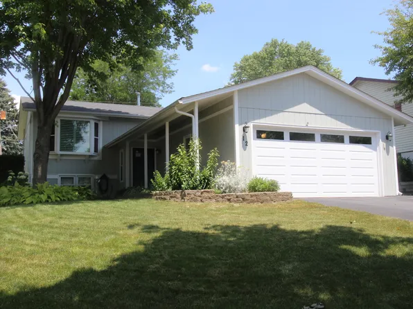 12 Sunrise Ln, Algonquin, IL 60102