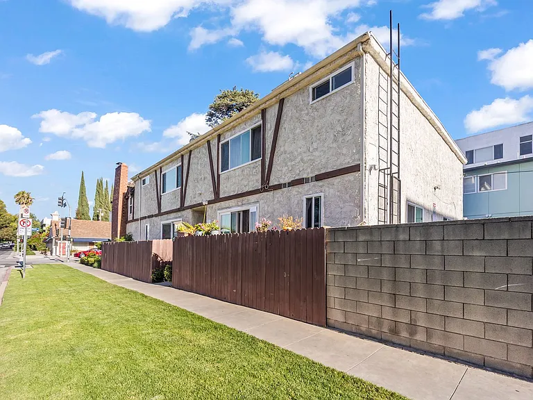 4329 Van Nuys Blvd — Photo 18