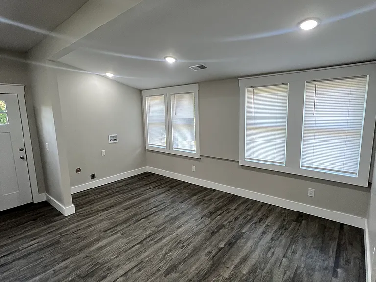 212 W Mill St — Photo 16