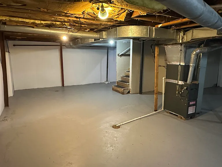 135 Willis Ave — Photo 37