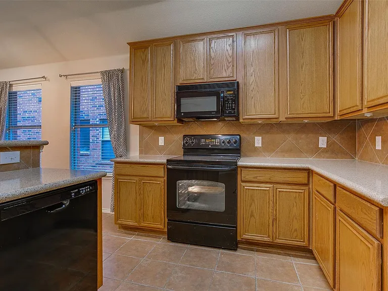 2108 Hayes St — Photo 16