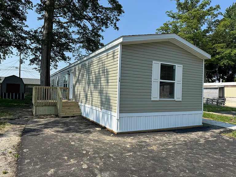 Crestwood — Photo 15