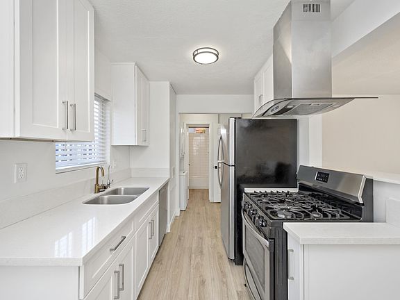 2nd image of 2023 W Jefferson Blvd #1/2