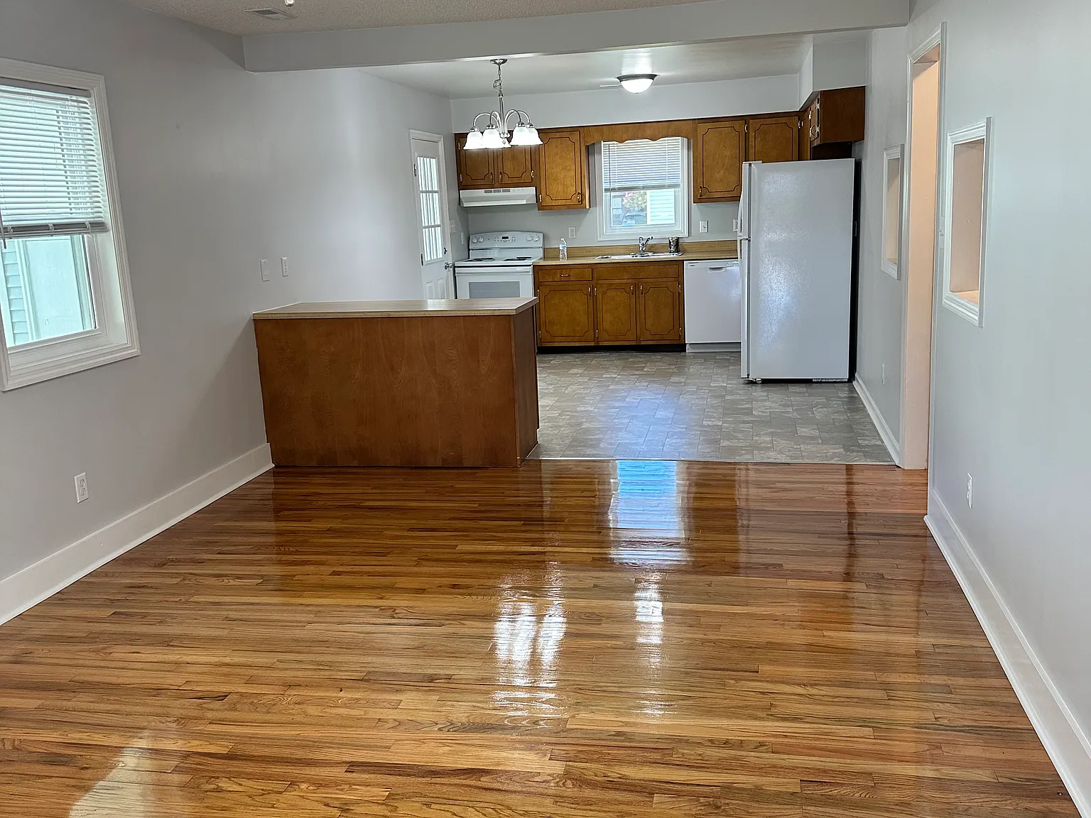 2 bed, 850 sqft, $950 — Photo 2