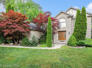 158 Telford Dr, Troy, MI 48085