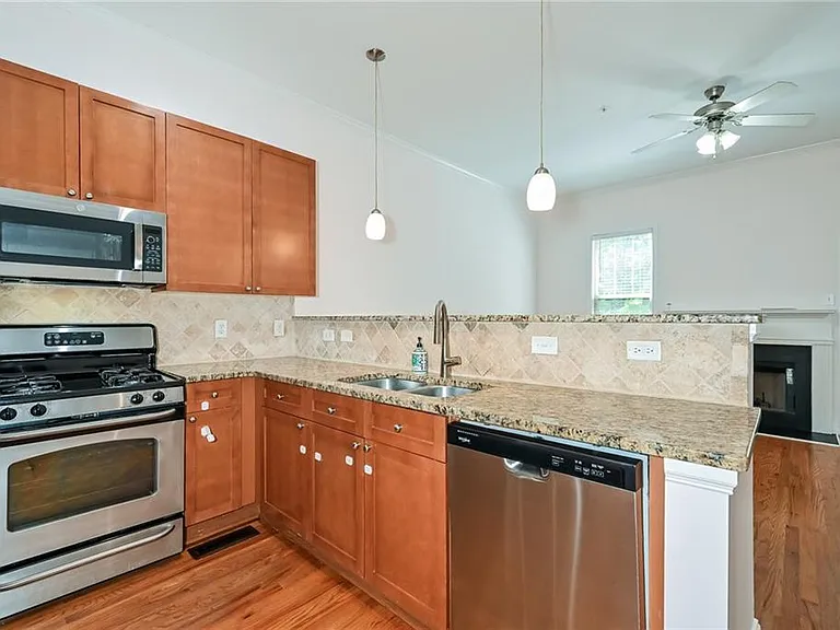 1915 Sterling Oaks Cir — Photo 5